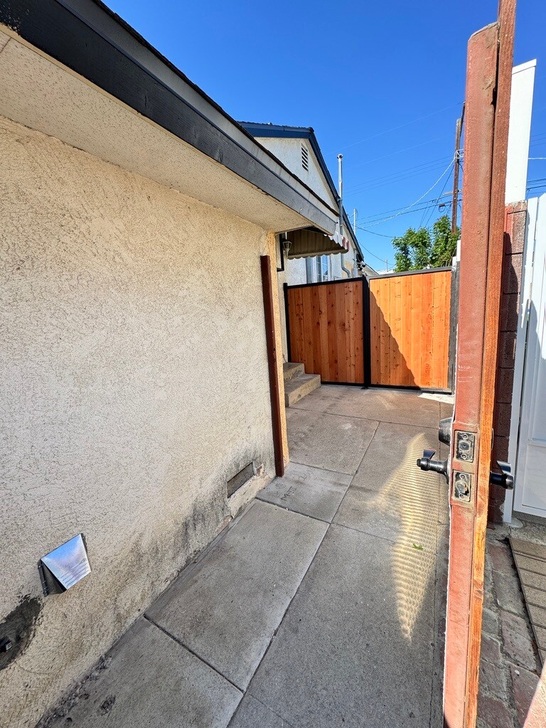 Building Photo - 9490 Obeck Ave