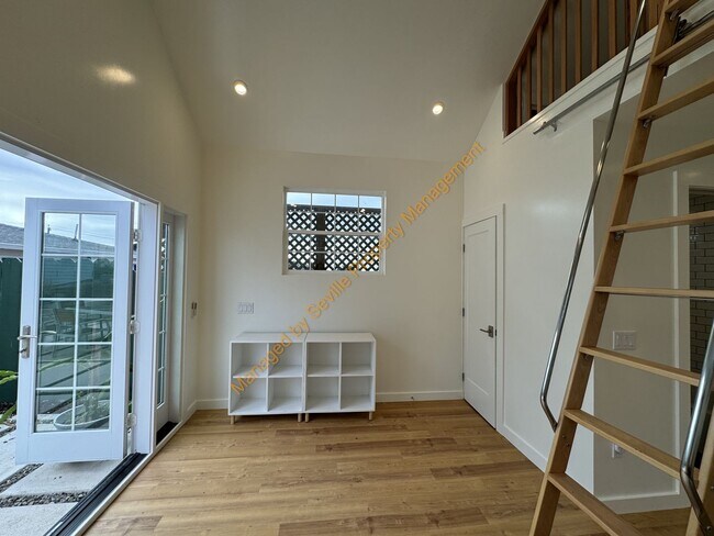 Building Photo - CHARMING 2 BEDROOM /1 BATHROOM HOME W/LOTS...