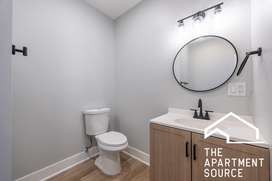 Building Photo - 6148 N Francisco Ave