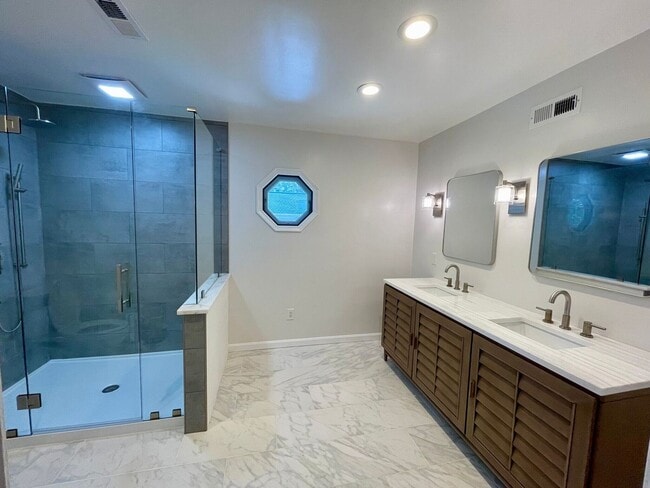 Building Photo - Beautiful Waterfront home with private dock