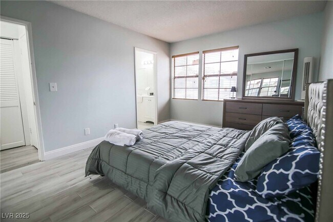 Building Photo - 7399 Topeka Dr