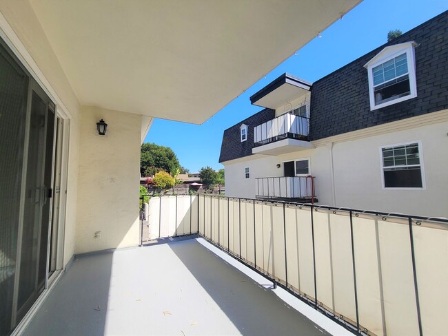 Building Photo - Spacious & Bright 3-Bedroom Condo in Menlo...