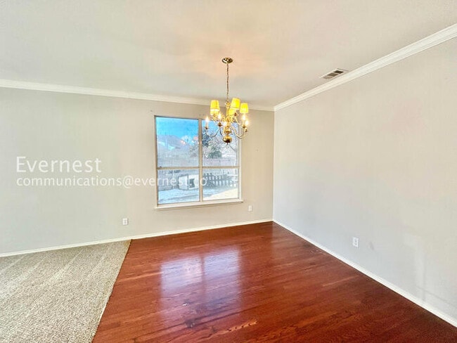 Building Photo - 5 Bed/3.5 Bath Home with Fenced Yard & Garage / Pet-Friendly / Vouchers Accepted