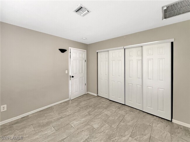 Building Photo - 2210 Parkview Dr