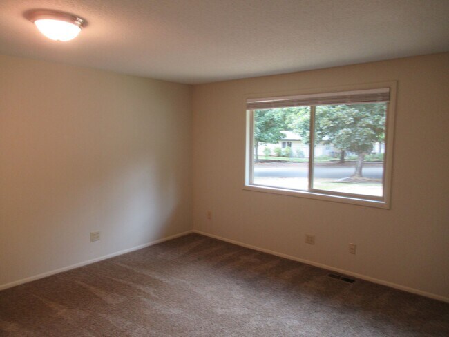 Building Photo - Great Three Bedroom Close South Salem
