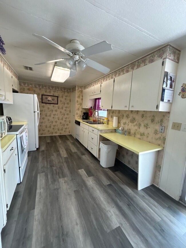 Building Photo - Charming 2BR 2BT Fully Furnished Home in a...