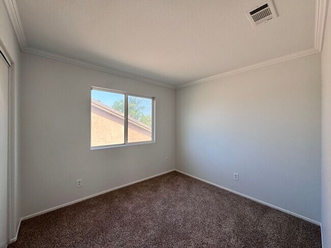 Building Photo - Spacious 4 Bedroom Home with a loft AND bo...
