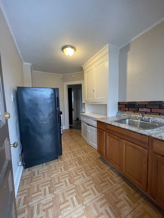 Building Photo - Spacious 2 Bedroom Apartment on a Quiet Street!