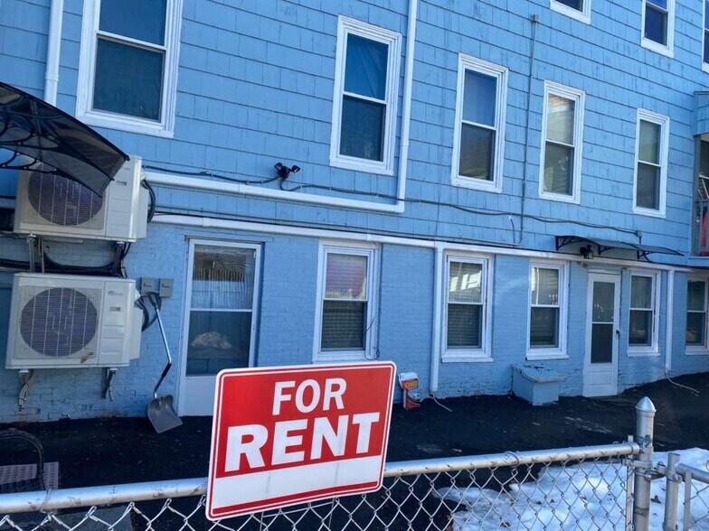 Building Photo - 173 School St