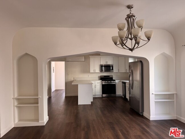 Building Photo - 1325 S Rimpau Blvd