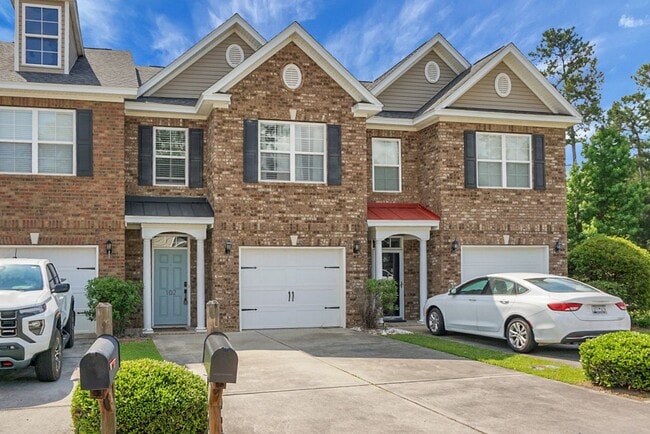 Building Photo - 3 bedroom, 2.5 Townhome