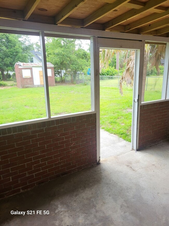 Building Photo - 3 bedroom, 2 bath home