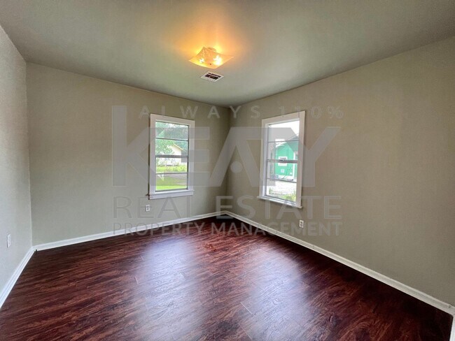 Building Photo - 2 Bedroom Home in Freetown!