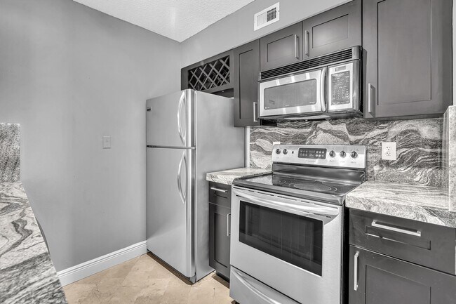 Building Photo - 2820 N Oakland Forest Dr