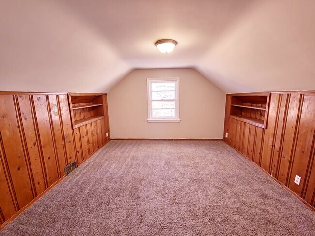 Building Photo - 5 Bedroom 2 Bathroom