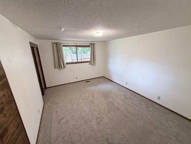 Building Photo - r1078