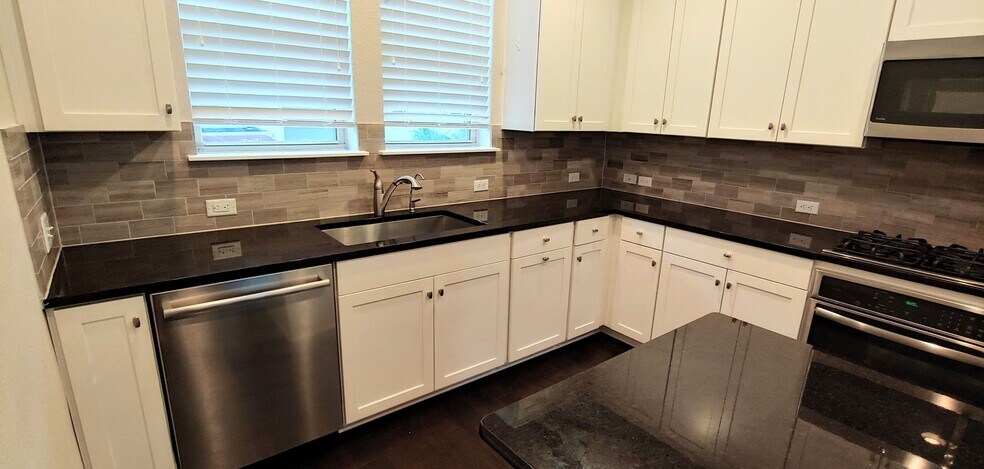 Building Photo - 7220 Wyoming Springs Dr