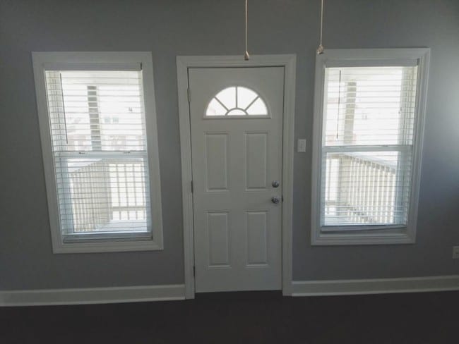 Building Photo - 2711 1st Ave