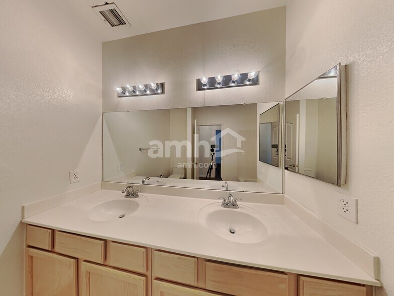 Building Photo - 13381 W Wilshire Dr