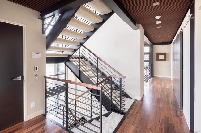 Building Photo - 525 Bridgeway