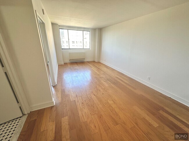 Primary Photo - 323 W 96th St