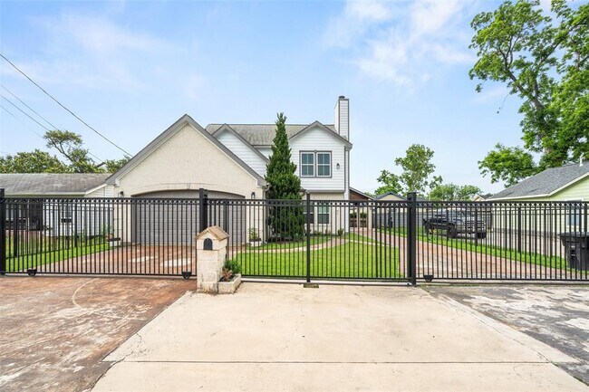 Primary Photo - 2105 Linder St