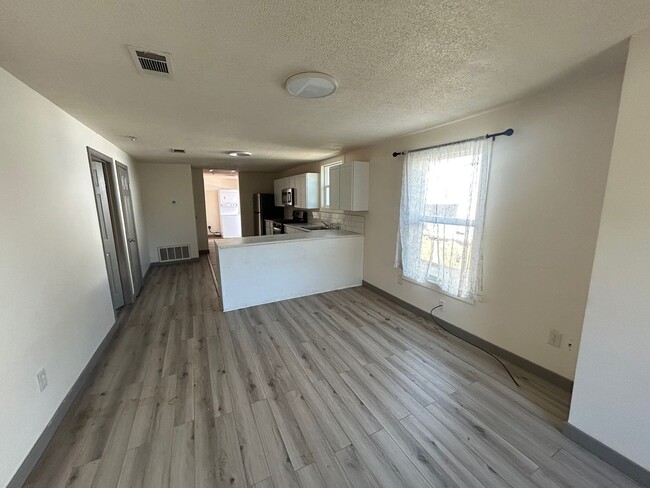 Building Photo - Updated 2 Bedroom Cottage