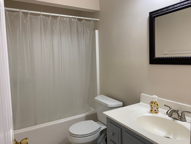 Building Photo - Beautiful Home on Lake Clermont