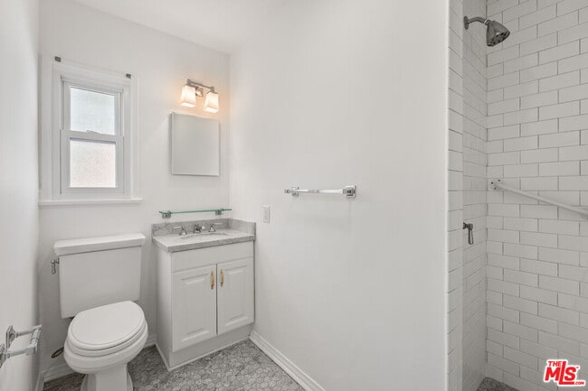 Building Photo - 2244 Hillsboro Ave