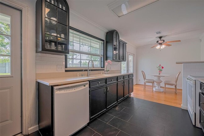 Building Photo - 3042 Oak Forest Dr