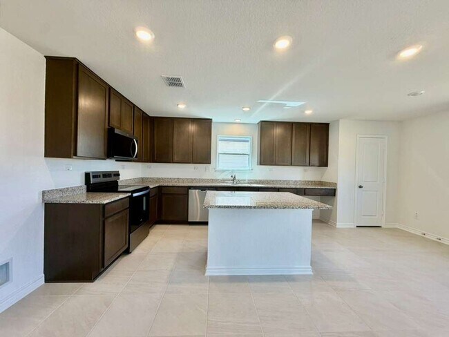 Building Photo - Modern Comfort Meets Style in Mariposa Manor