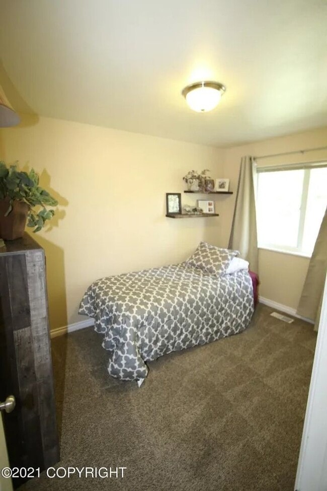 Building Photo - 3 Bedroom South Anchorage Townhouse!