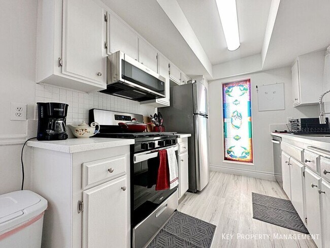 Building Photo - 1405 E Vegas Valley Dr