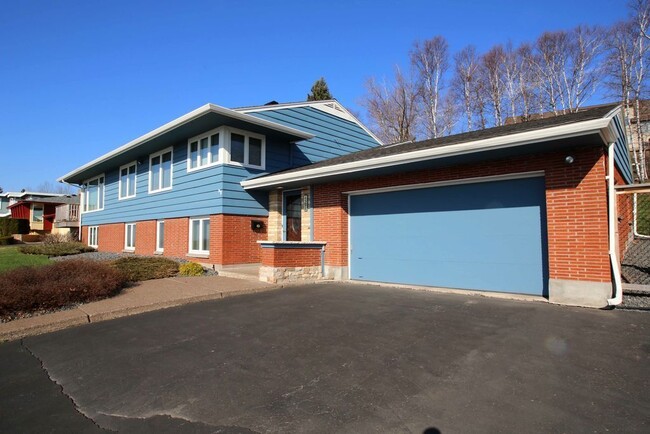 Building Photo - AVAILABLE Aug. 1 - 4 BEDROOM 3 BATHROOM - GORGEOUS LAKE VIEWS