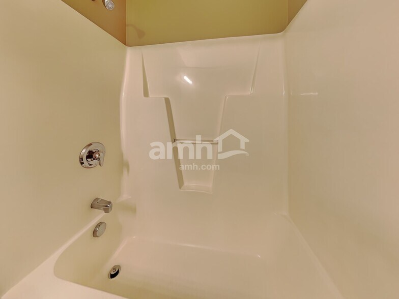 Building Photo - 1008 Golden Crest Dr