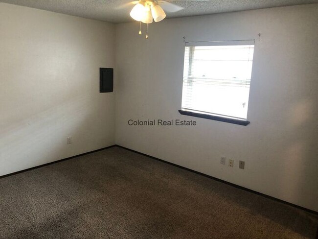 Building Photo - Spacious 2 bed 1 bath Apartment with Washe...