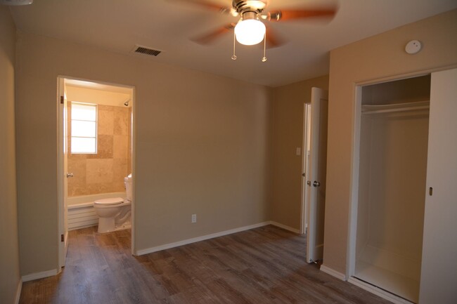 Building Photo - Remodeled 1 Bedroom 1 Bath House! Central ...