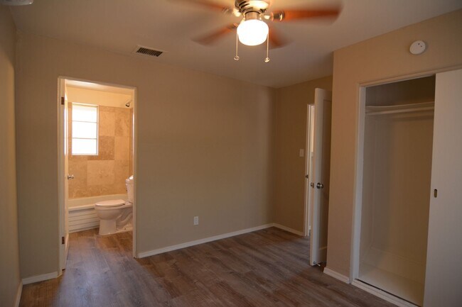 Building Photo - Remodeled 1 Bedroom 1 Bath House! Central Tucson Location!