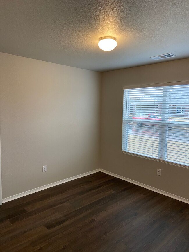Building Photo - Pre-Leasing Now! Secure This Charming 4-Bedroom, 2-Bath Home in Bridlewood