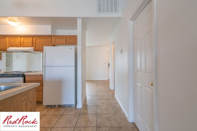 Building Photo - Spacious 3 Bedroom Townhome in Central St....