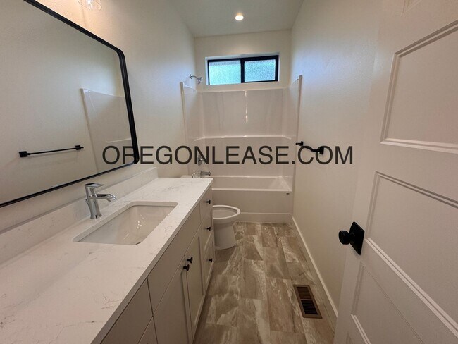 Building Photo - Brand new 3 bedroom 2.5 bath Coburg townhome