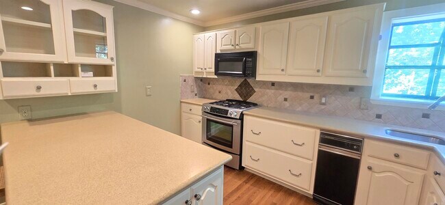 Building Photo - 600 Skyline Dr