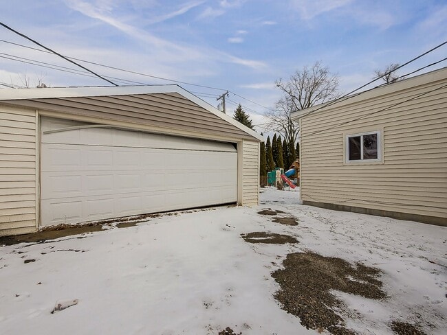 Building Photo - AVAILABLE NOW! Spacious 3-Bedroom Home with Functional Layout in Pontiac