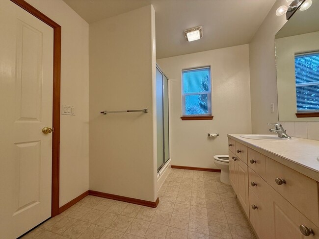 Building Photo - COME TAKE A LOOK AT THIS BEAUTIFUL NEWLY UPDATED HOME IN REDMOND!!