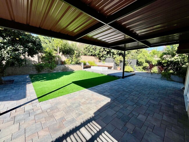 Building Photo - Updated 4B 2BA Home in Paradise Hills w/ S...