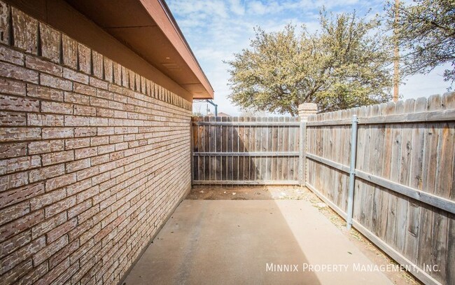 Building Photo - 4701 Country Club Dr