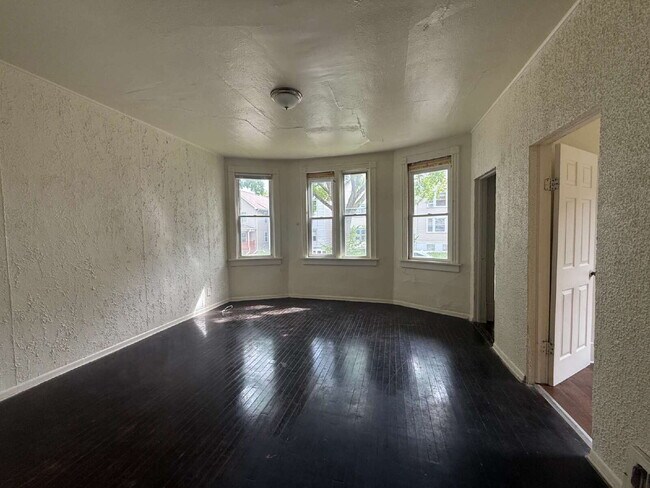 Building Photo - 1 Bedroom, 1 Bath Lower-Front Unit