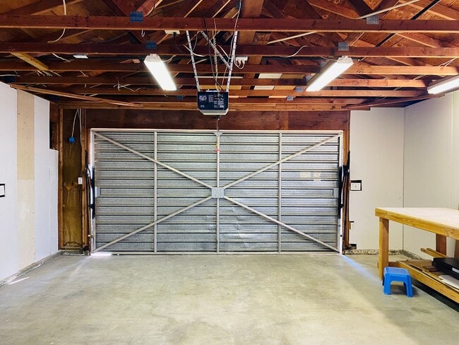 Building Photo - $2,050 Ashlan & Fowler, 3 Bedroom Home - H...