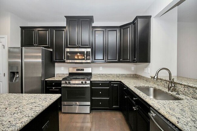 Building Photo - Stunning 3 Story 3BD/2+2HalfBA Townhome in...