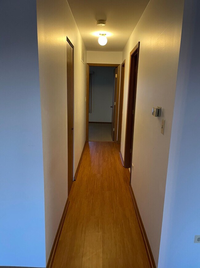 Building Photo - 876 Cross Creek Dr N